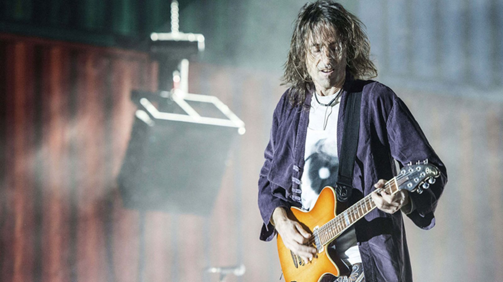 Robe Iniesta, guitarrista y cantante de Extremoduro, durante una actuación de la banda.