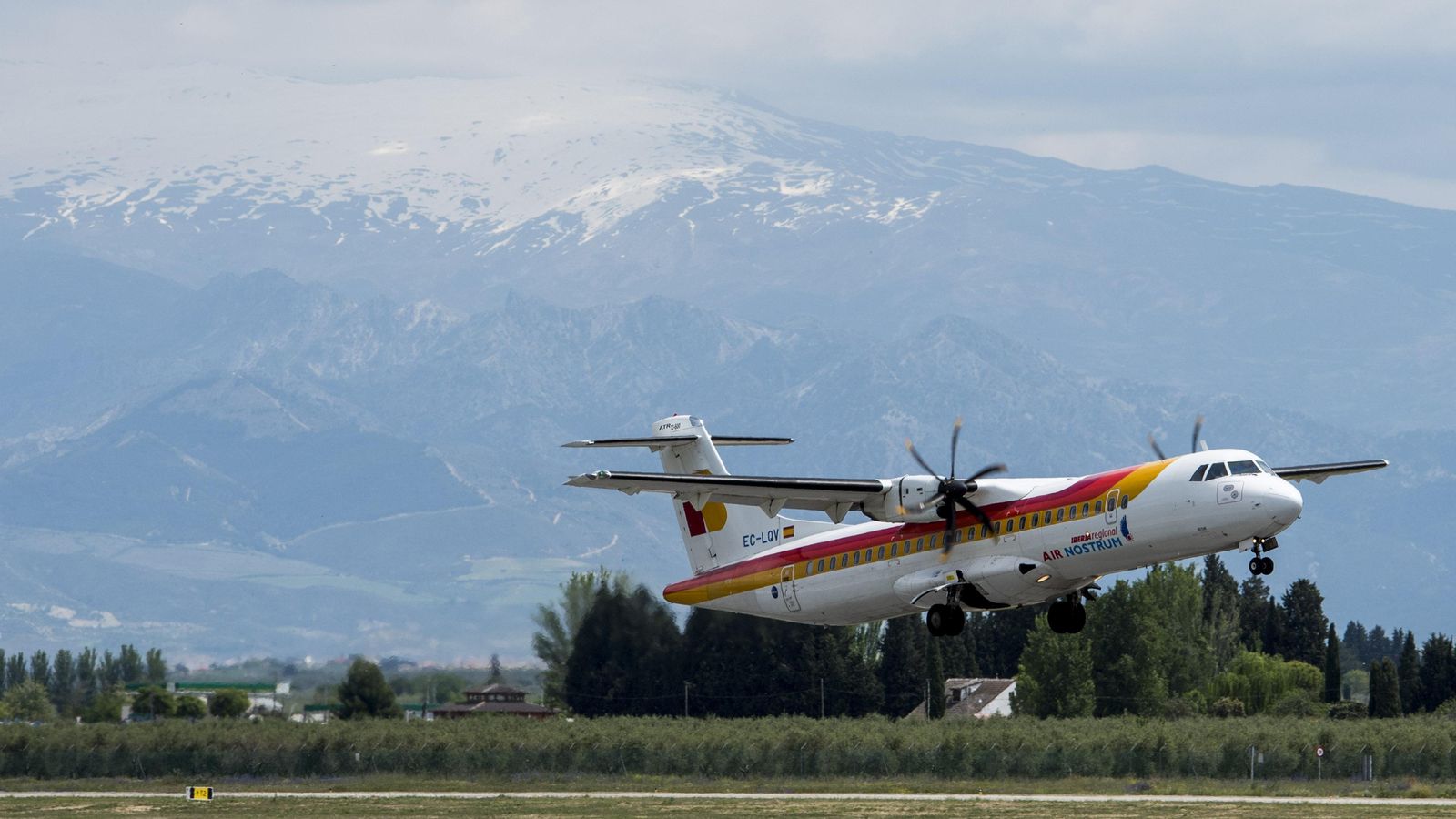 Despegue del primer vuelo entre Granada y Melilla