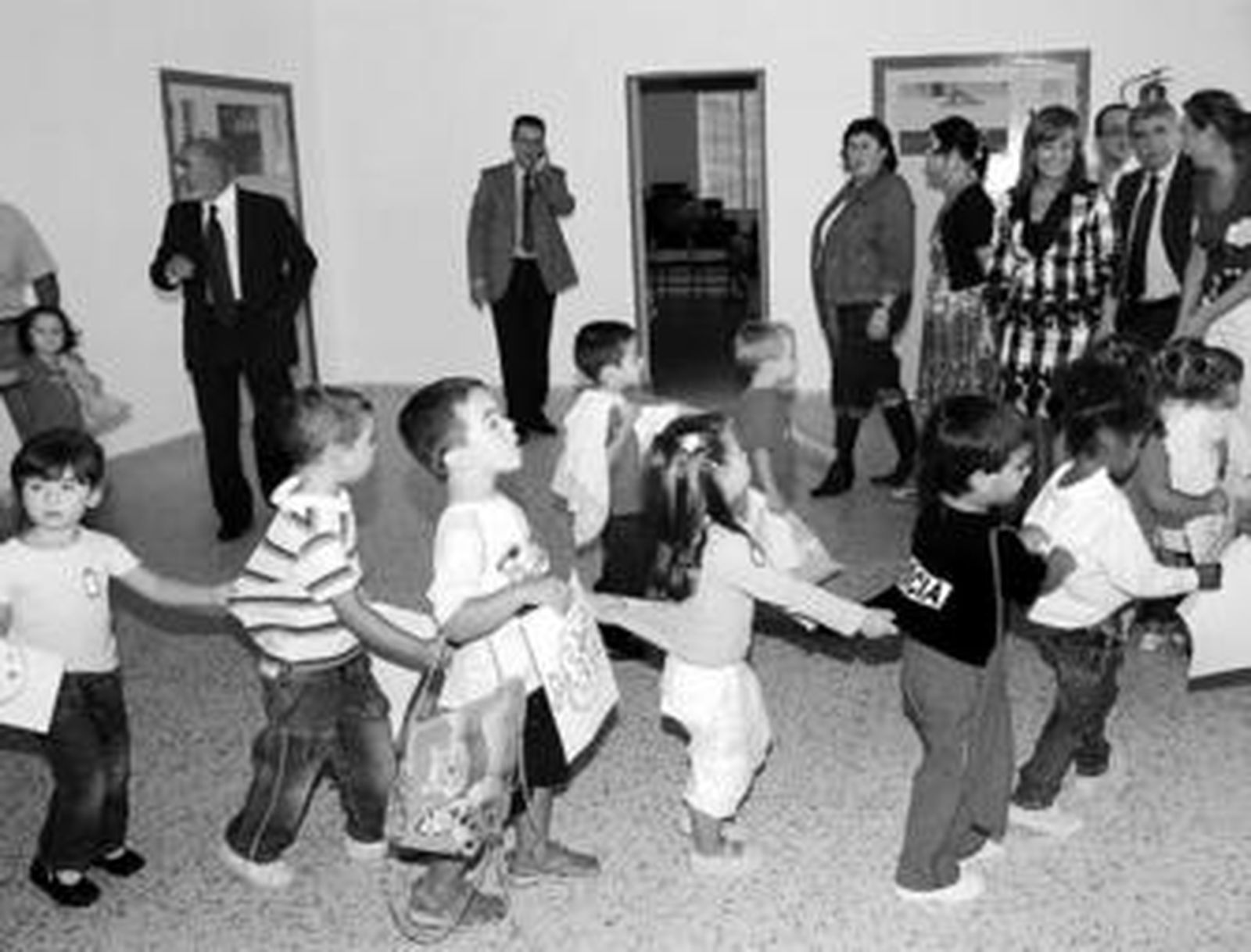 Pilar Sánchez y Manuel Brenes ayer durante su visita al colegio público de La Unión.
