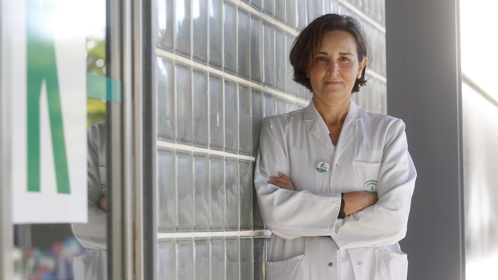 Aurora Jurado posa junto a una de las entradas del Hospital Reina Sofía.