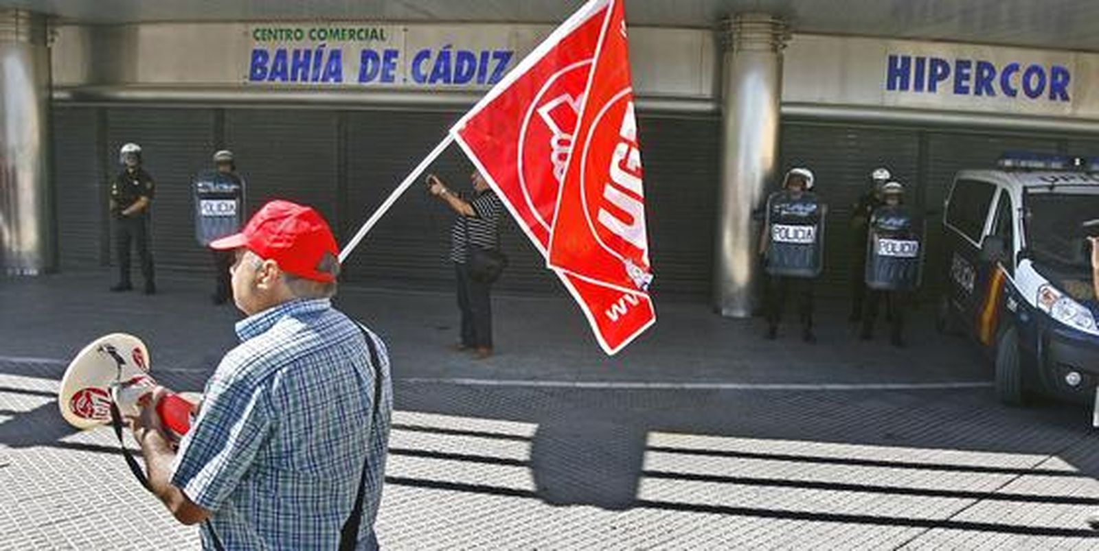 Los piquetes tomaron el centro de la capital desde primera hora de la mañana para impedir la apertura de comercios y empresas. /Joaquín Pino