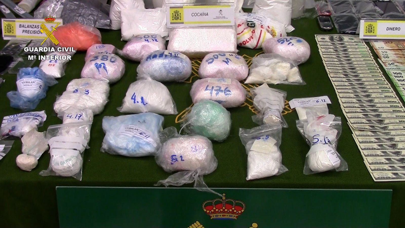 Droga y dinero intervenido por la Guardia Civil.