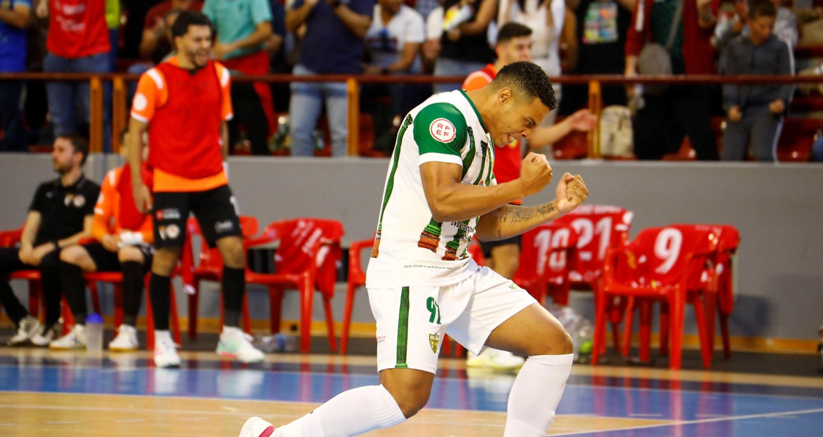Guilherme celebra con rabia uno de los goles del Córdoba Futsal al Ribera Navarra. Guilherme celebra con rabia uno de los goles del Córdoba Futsal al Ribera Navarra.