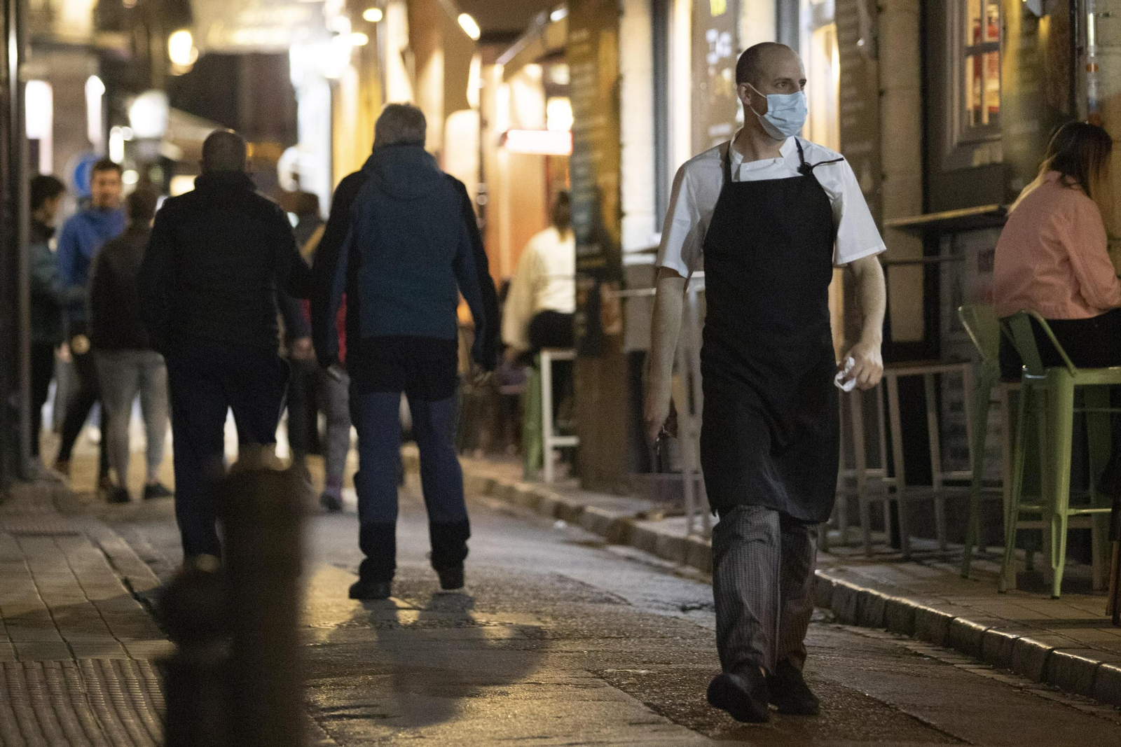 Fotos: los bares y comercios de Granada vuelven a abrir hasta la noche