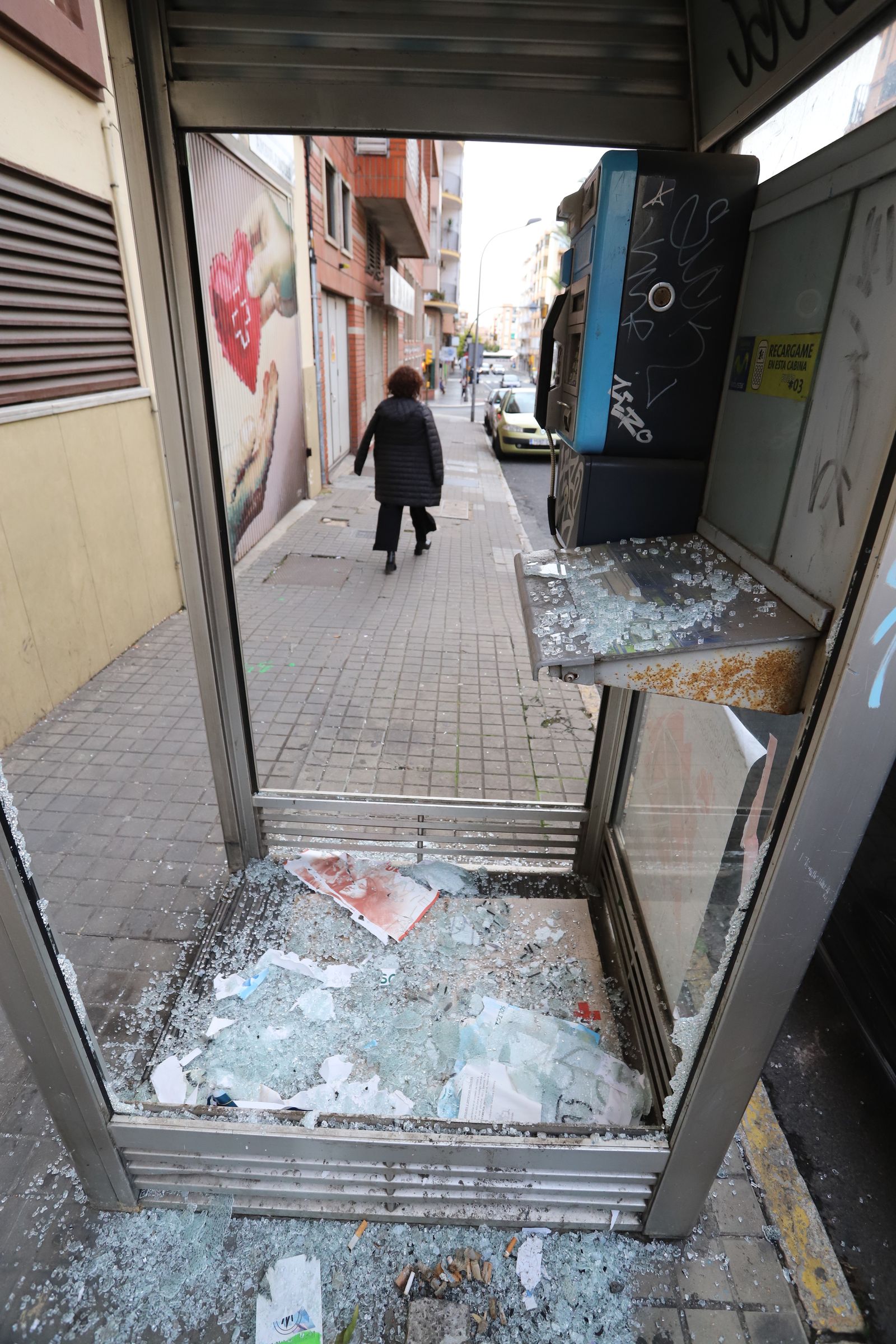 Imágenes de las consecuencias del vandalismo en la cabina telefónica del Paseo de Buenos Aires