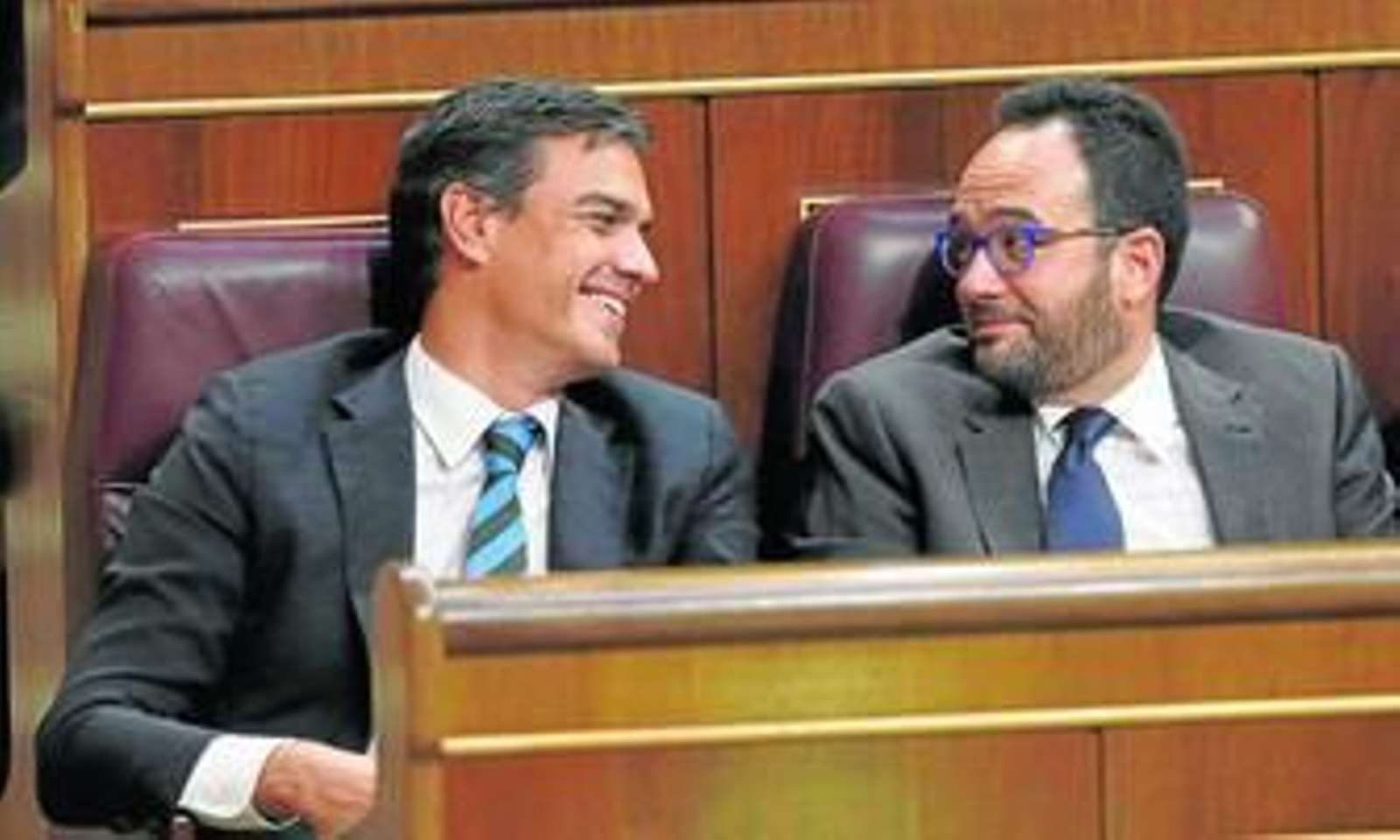 Pedro Sánchez sonríe con su portavoz, Antonio Hernando.