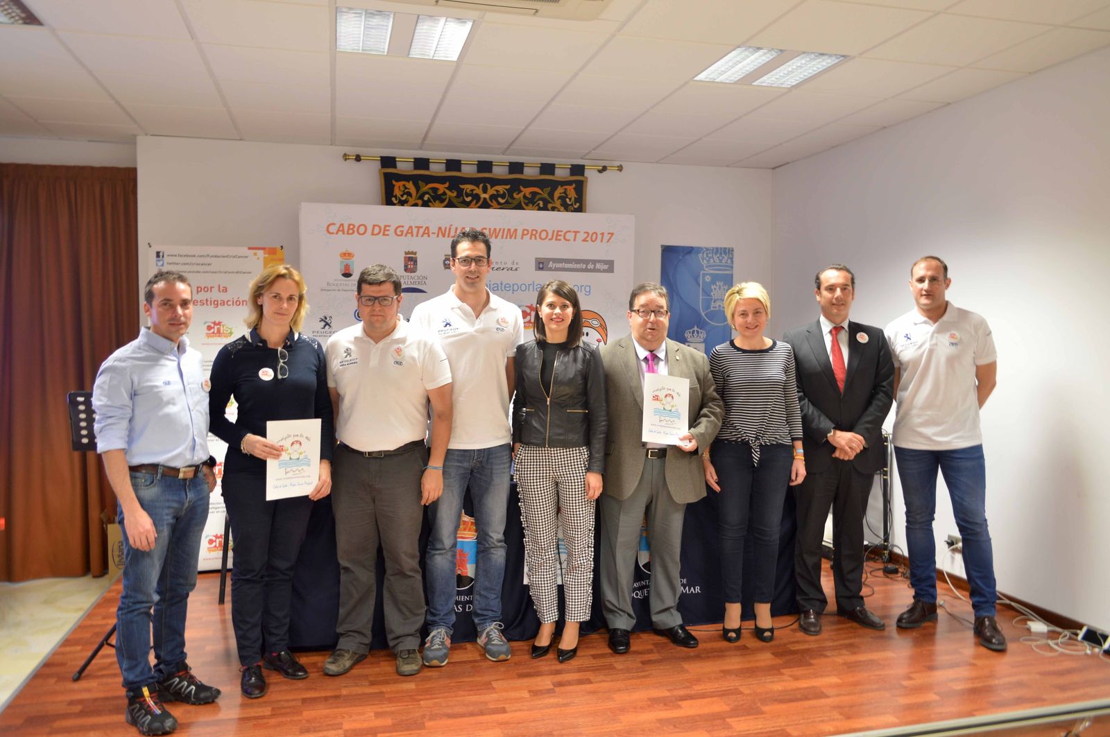 Asistentes al acto de inauguración de 'Mójate por la vida 12+1'.