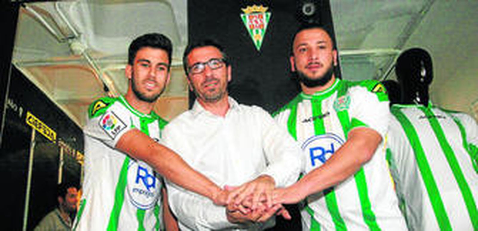 Fede Vico y Nabil Ghilas escoltan al director deportivo del Córdoba, Pedro Cordero, durante su puesta de largo como jugadores del Córdoba.