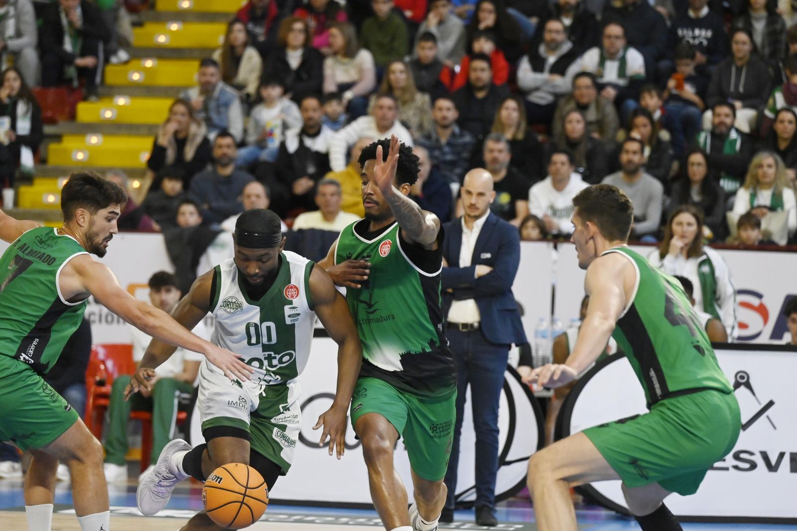 Rychmond es presionado por varios jugadores del Cáceres.