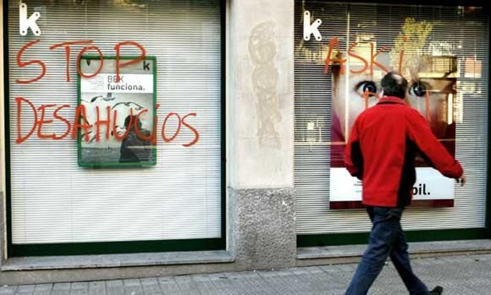 Sucursales vascas amanecen con pintadas de "asesinos" tras el suicidio en Baracaldo