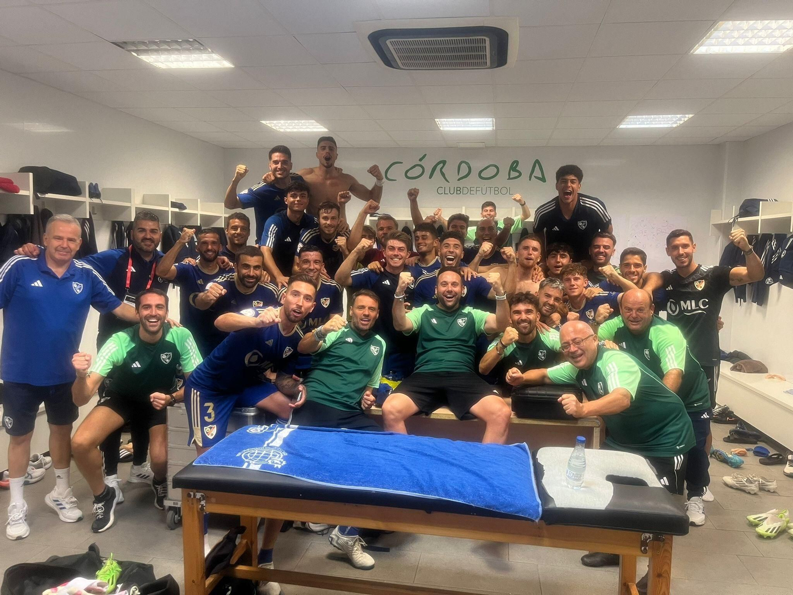 El Linares, celebrando su victoria en Córdoba.