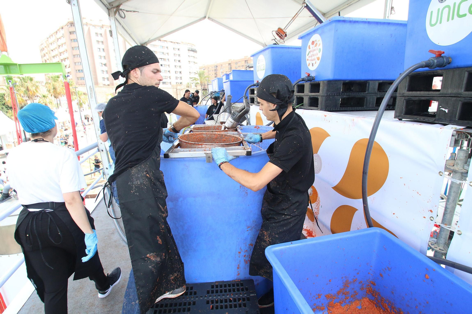 Fotogalería del récord Guinnes del gazpacho más grande del mundo