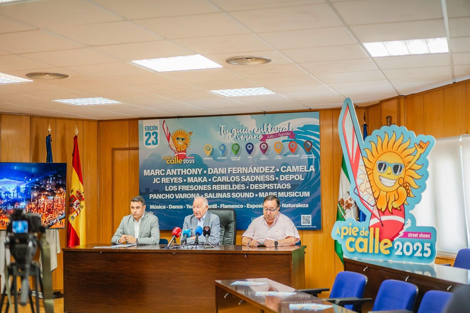 Gabriel Amat presentando ‘A pie de calle’ acompañado de los concejales Daniel Salcedo y José Juan Rubí.