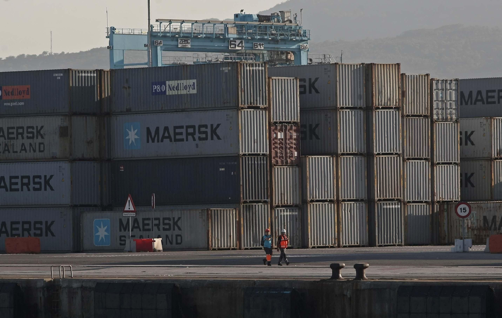 Dos estibadores caminan por el muelle Juan Carlos I del puerto de Algeciras.