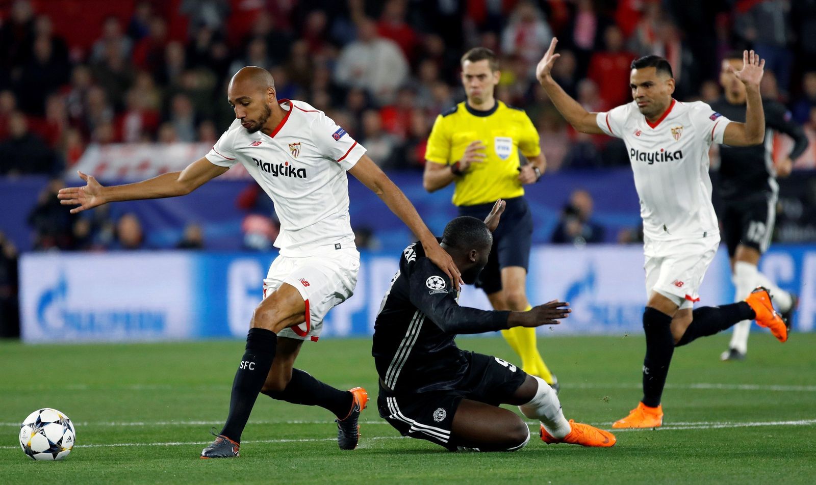 Nzonzi y Mercado en un lance con Lukaku en el Sevilla-Manchester United de la ida en Nervión.