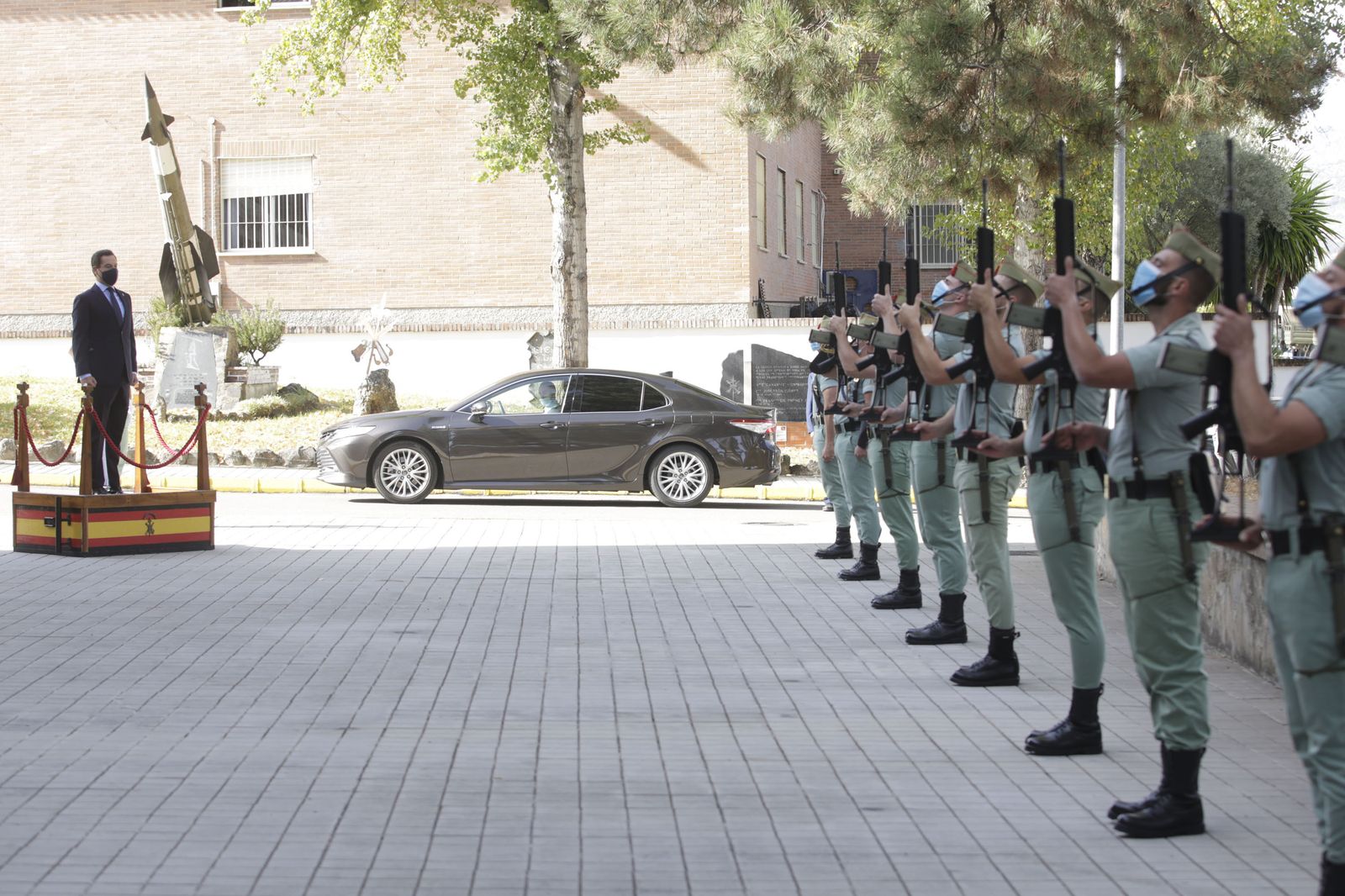 Fotos de la visita de Juanma Moreno a la Legión en Ronda