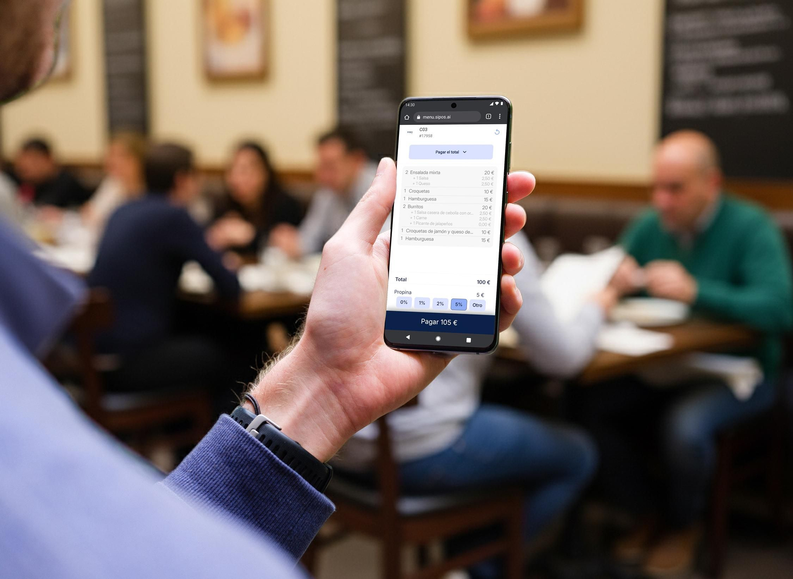 Un cliente de un establecimiento hostelero utiliza la aplicación de pago digital de Sipos para incluir una propina.