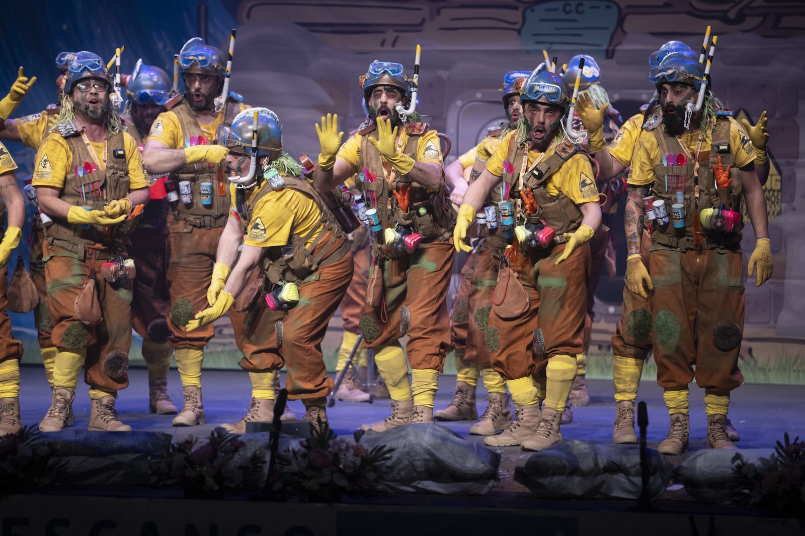 Imágenes de la actuación de la murga de Huelva "No te vayas a espantar. El juicio final" en el Carnaval Colombino