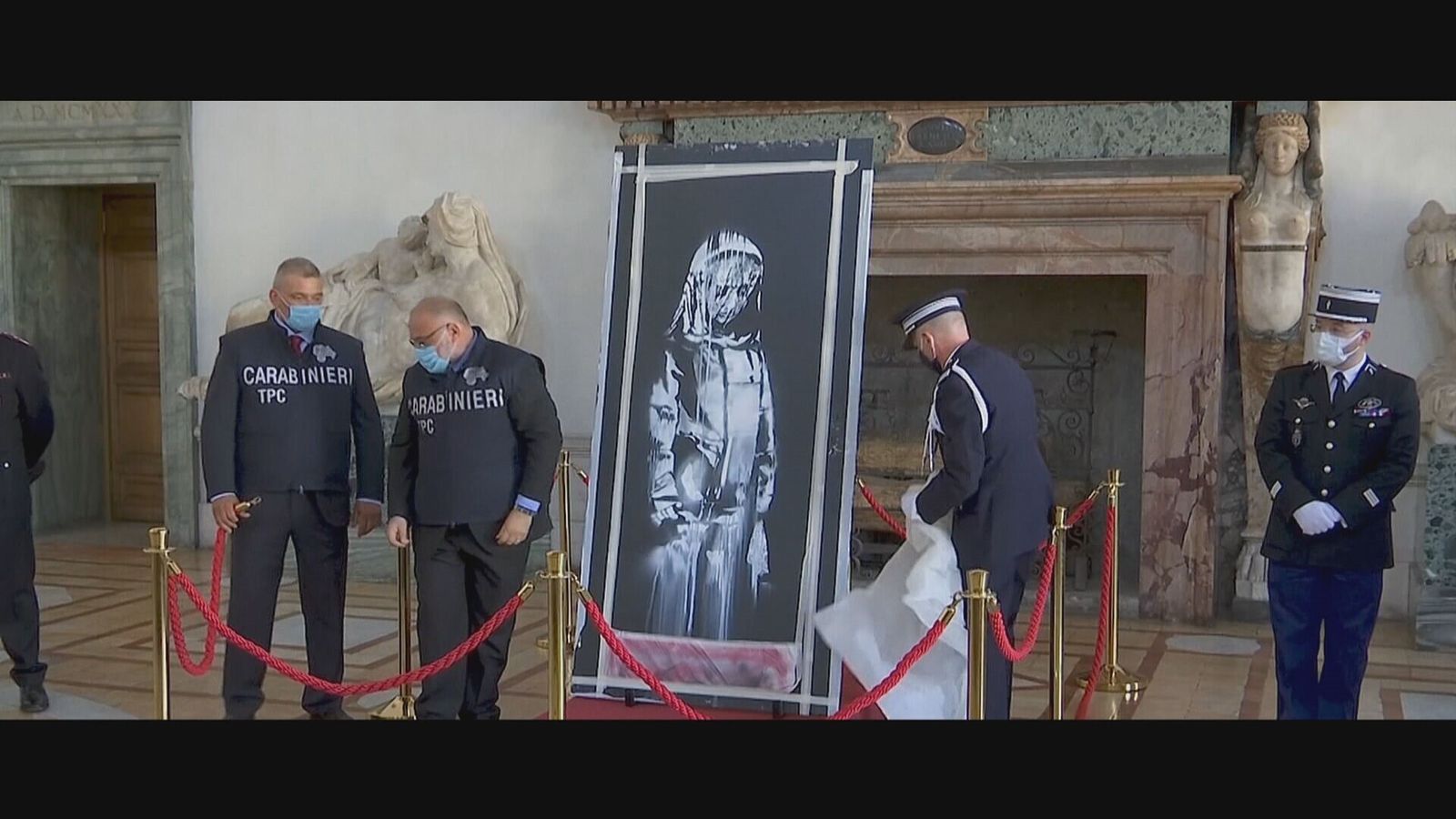La robada puerta de Bataclan  con el dibujo de 'La niña triste'