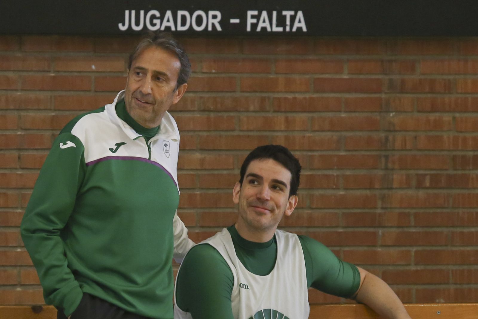 Luis Casimiro, con Carlos Suárez en un entrenamiento en Los Guindos.