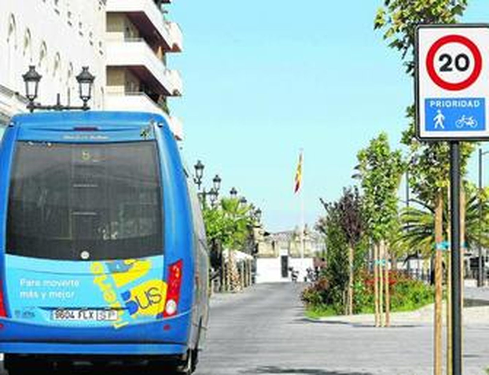 Un autobús transita por la avenida, que se ha abierto al paso de vehículos públicos.