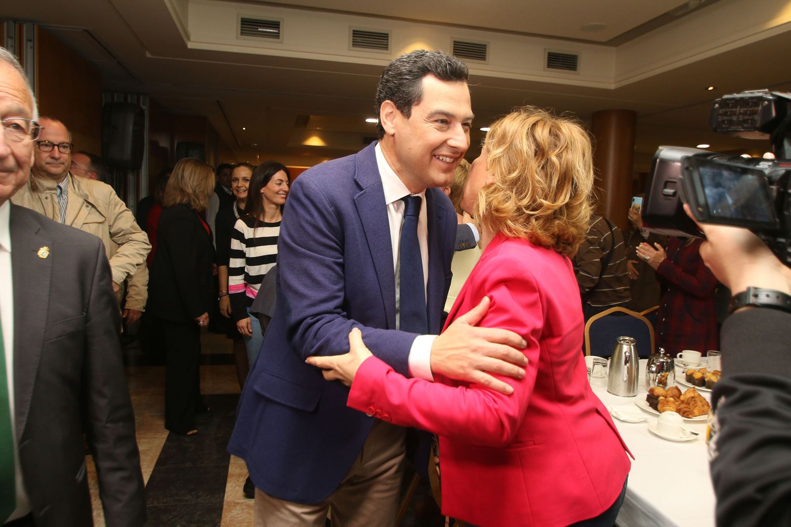 Las imágenes de la visita de Juanma Moreno a Almería