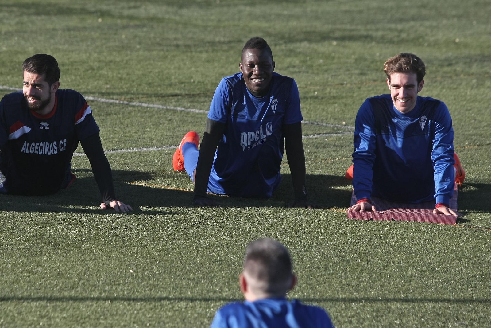 Moha estira junto a Josemi en los anexos de La Menacha.