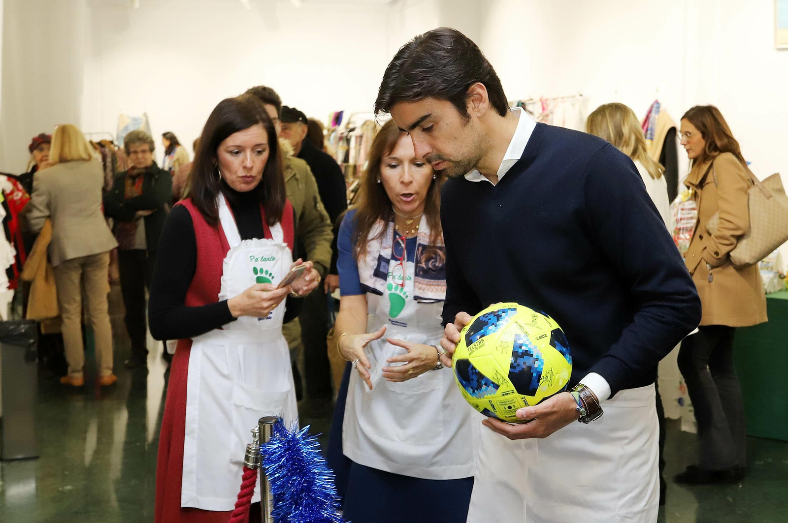 Imágenes del mercadillo navideño en Caja Rural del Sur