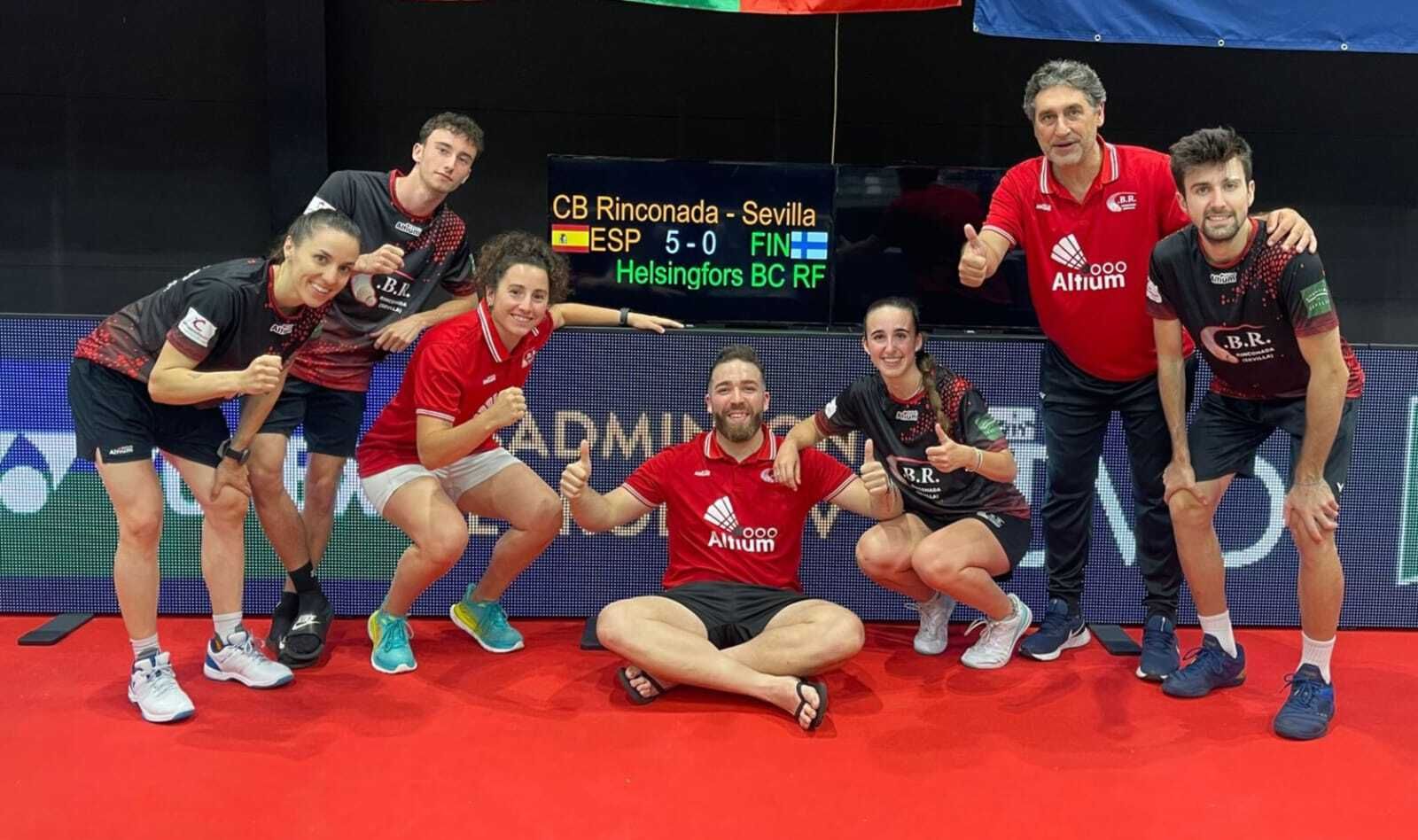 Los jugadores del Bádminton Rinconada celebran el triunfo tras el primer partido.