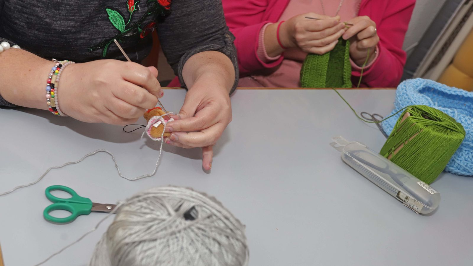 Venta de productos navideños solidarios de Apadis en Algeciras