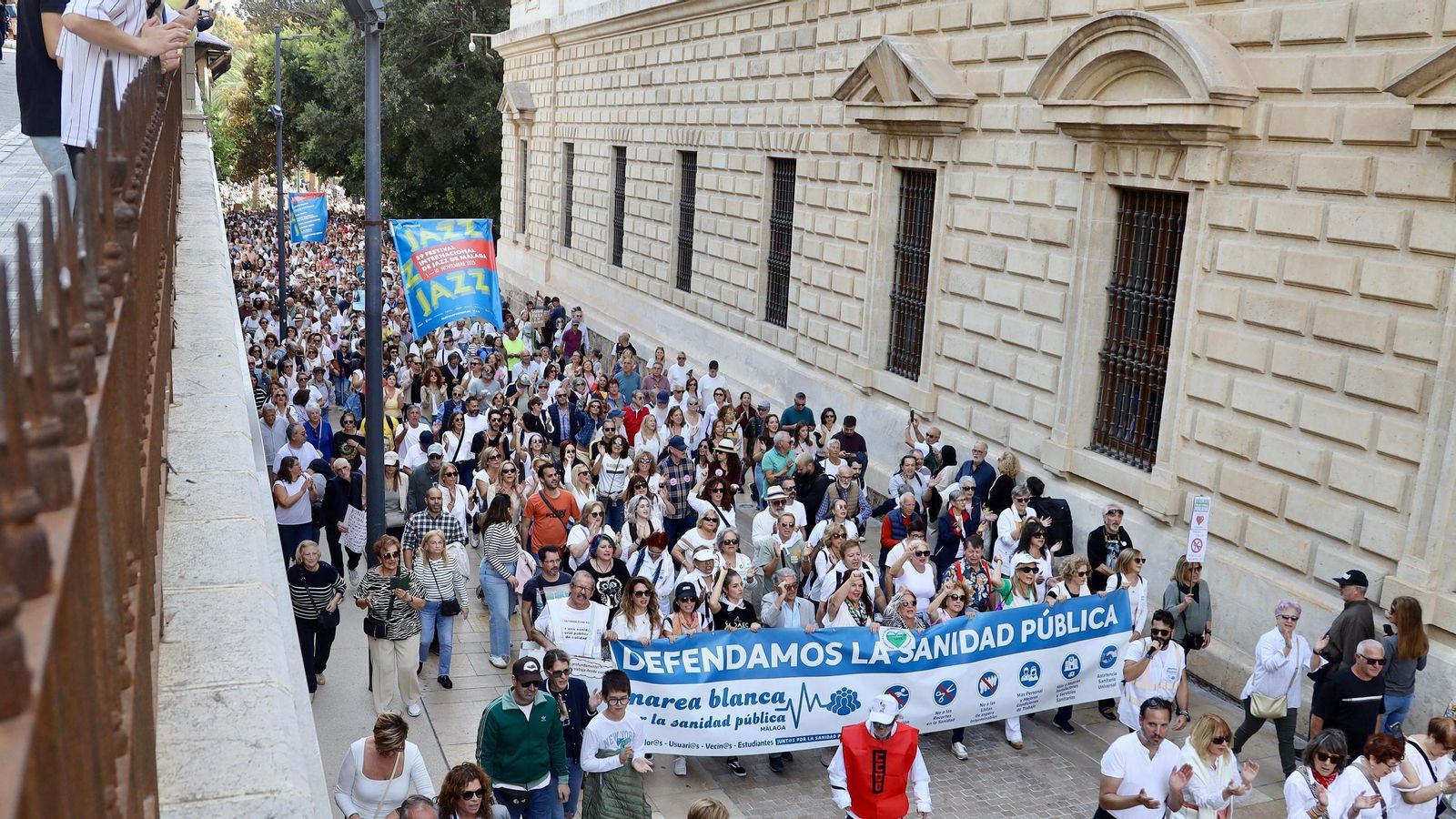 La protesta pasando junto a la Aduana.