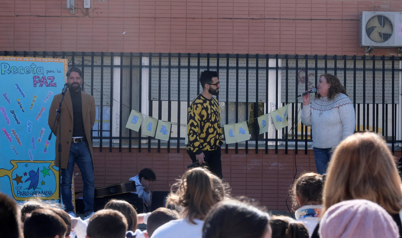 El concierto de Los Aslándticos en el colegio Pablo García Baena de Córdoba, en imágenes