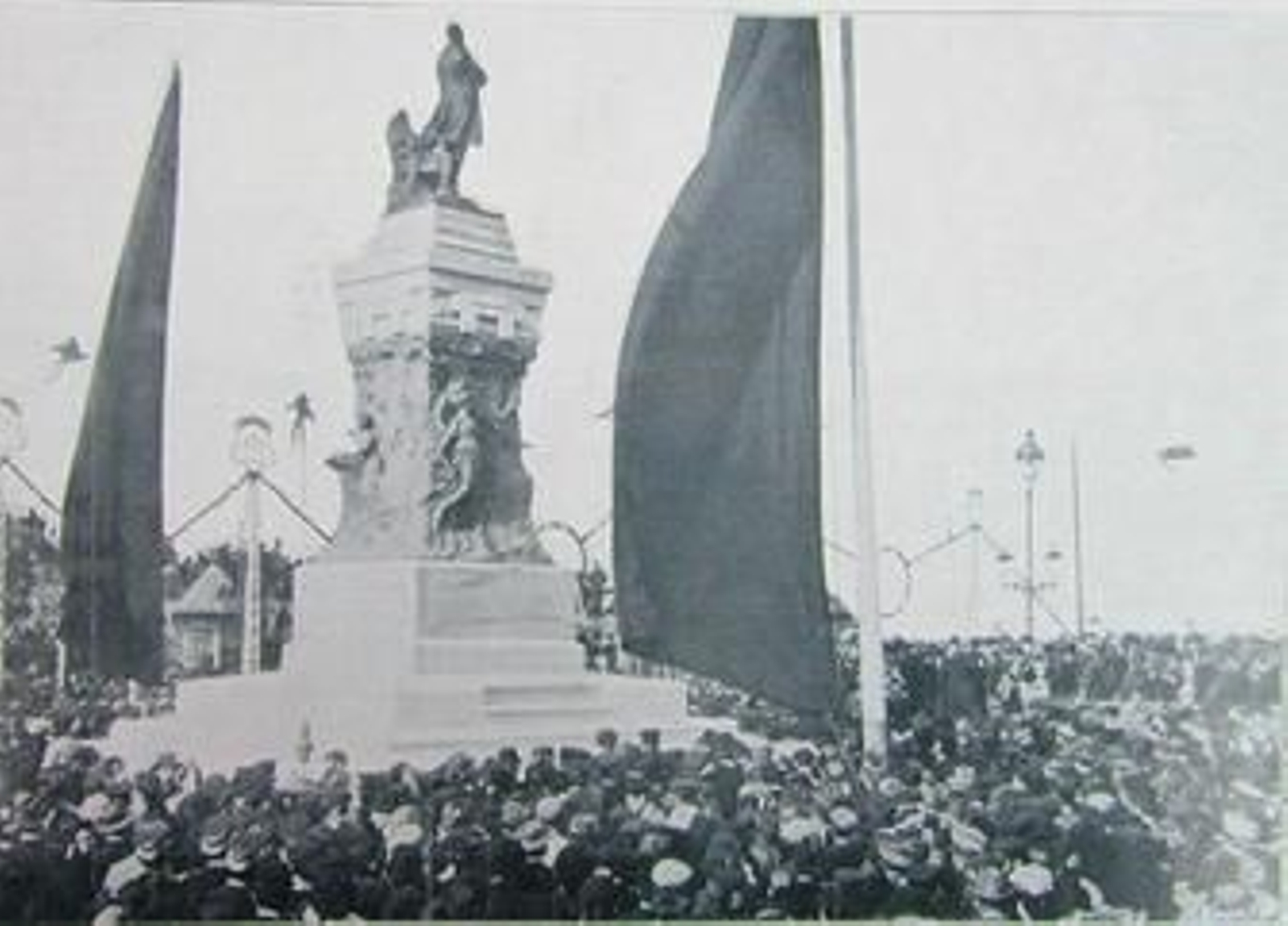 Todo el pueblo de Cádiz se echó a la calle para homenajear al presidente del Consejo de Ministros e insigne gaditano, el día de la inauguración.