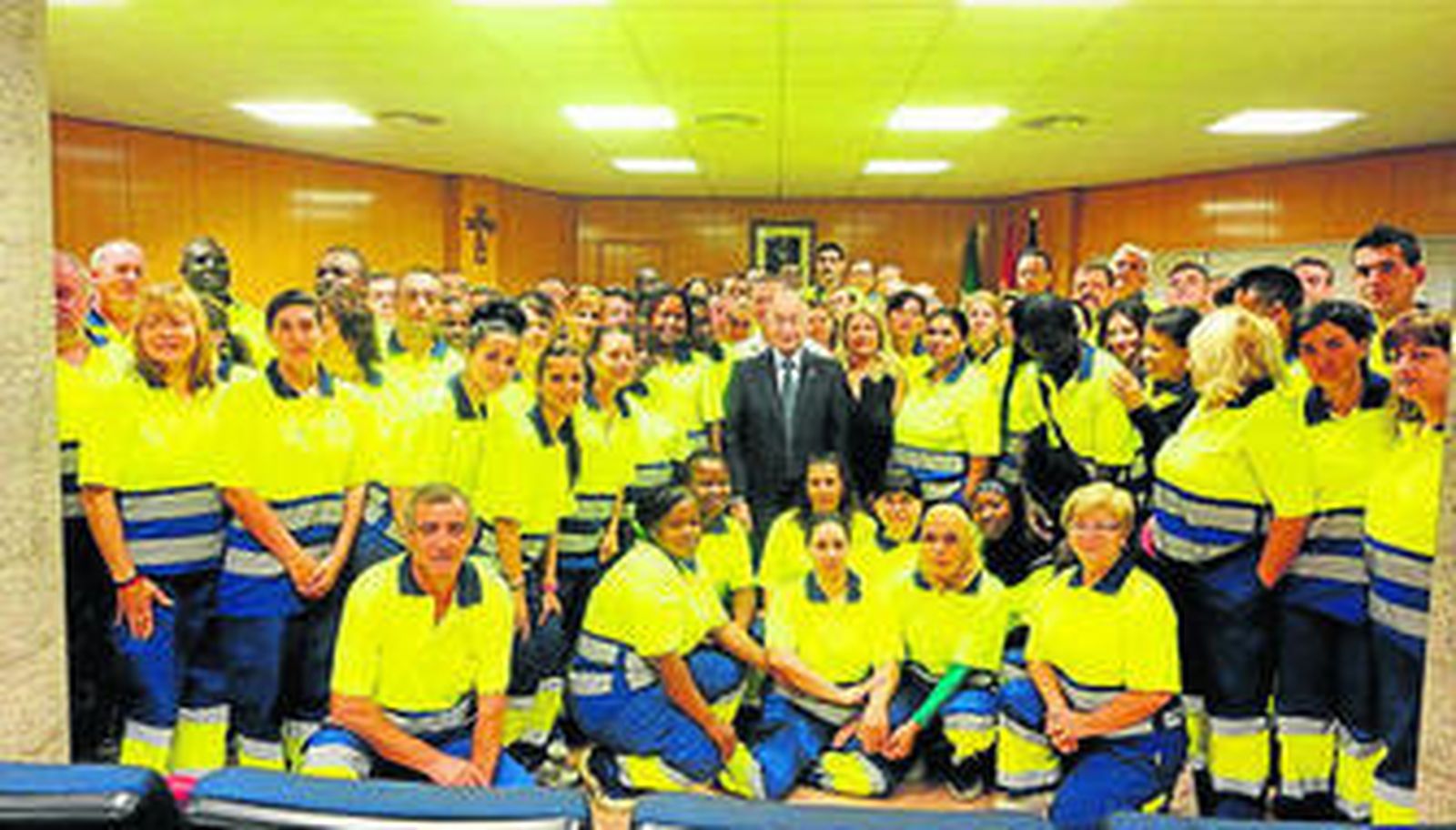 Gabriel Amat posó ayer con los nuevos beneficiarios del programa.