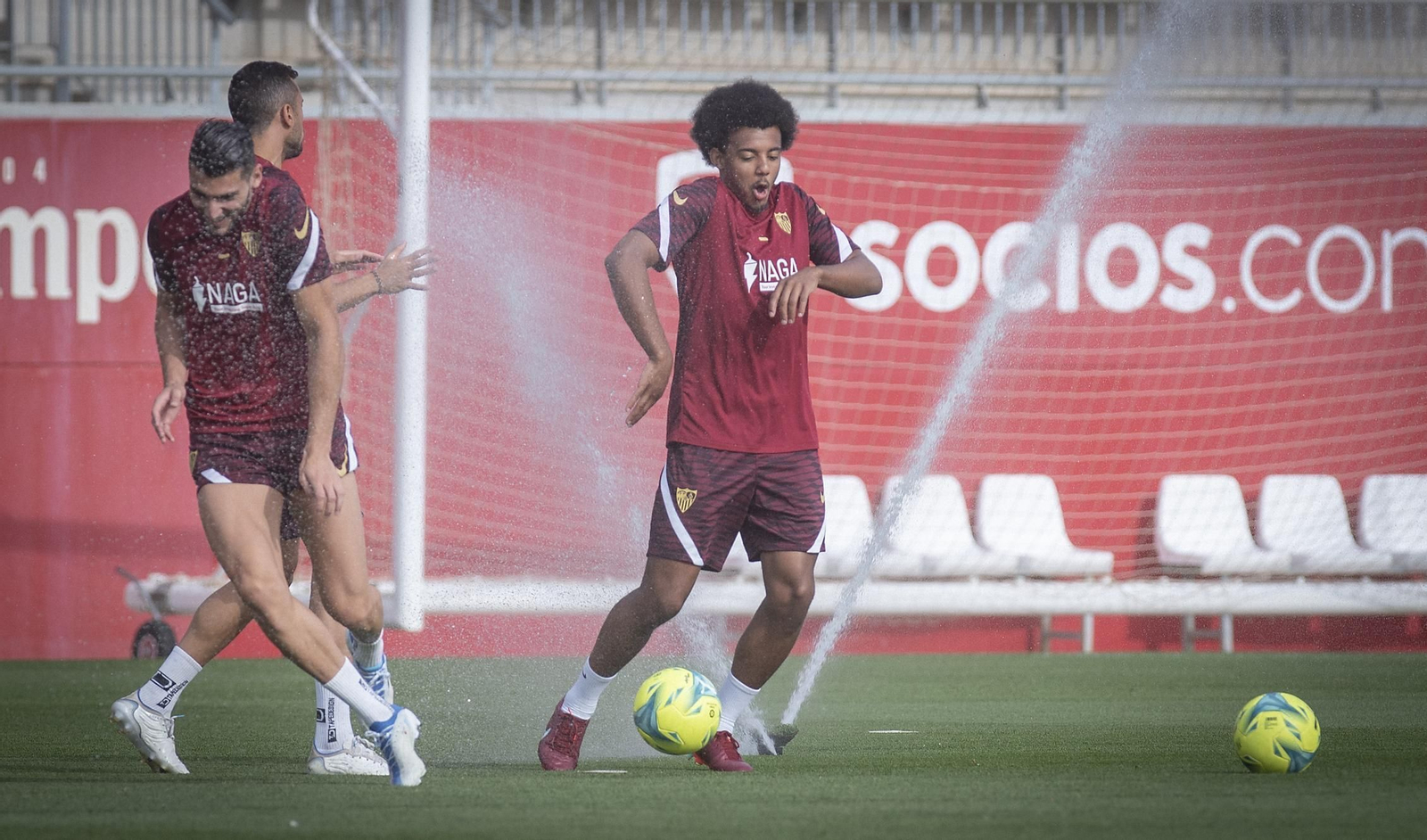 Koundé, junto a Rafa Mir, en el césped de la ciudad deportiva.