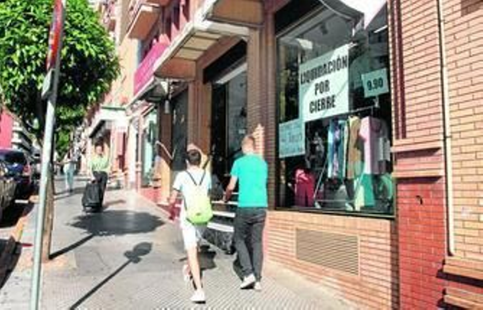 Establecimiento de moda en la calle Puerto con el anuncio de cierre en su escaparate. A su lado, una cafetería también cerrada.