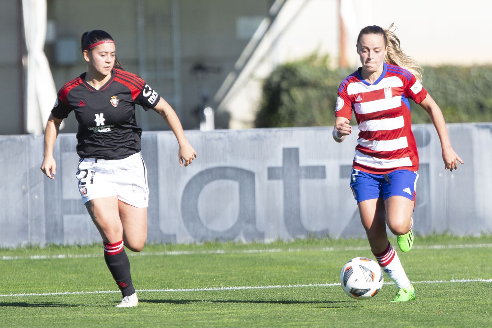 Naima escapa de la presión de una rival.