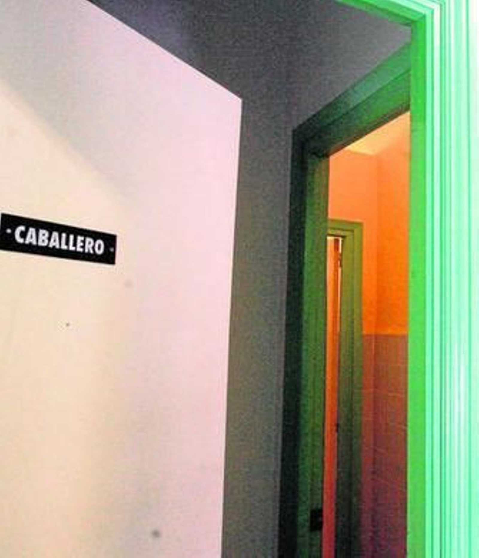 Entrada a los baños de la biblioteca Cristóbal Delgado.