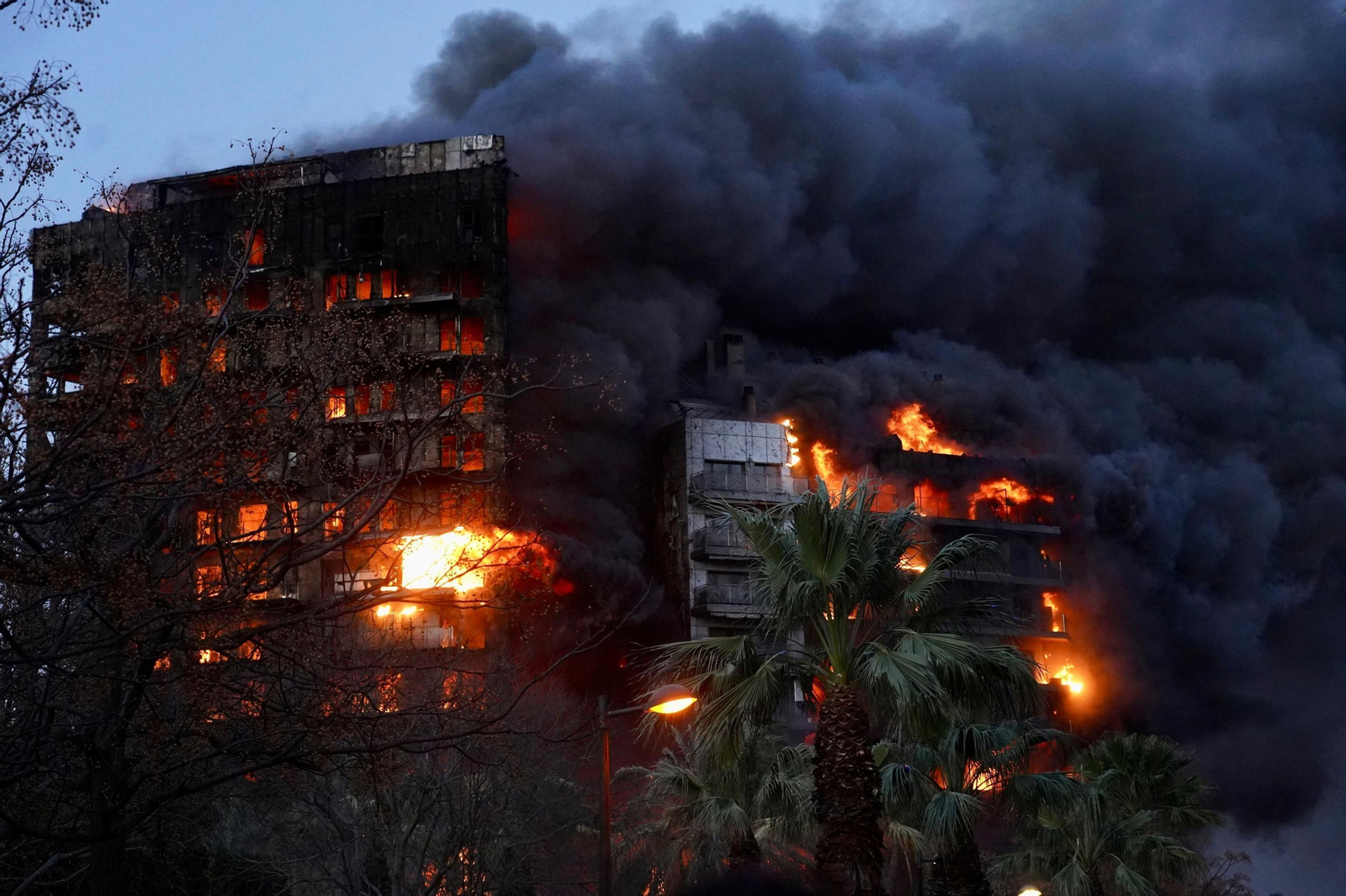 El incendio del edificio en Valencia, en imágenes El incendio del edificio en Valencia, en imágenes