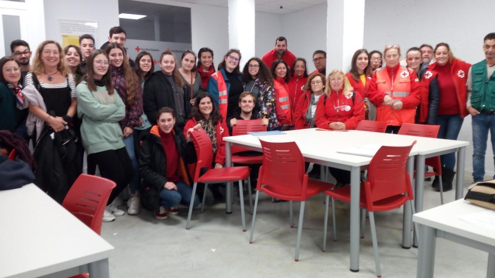 Participantes en el censo en la sede de Cruz Roja.