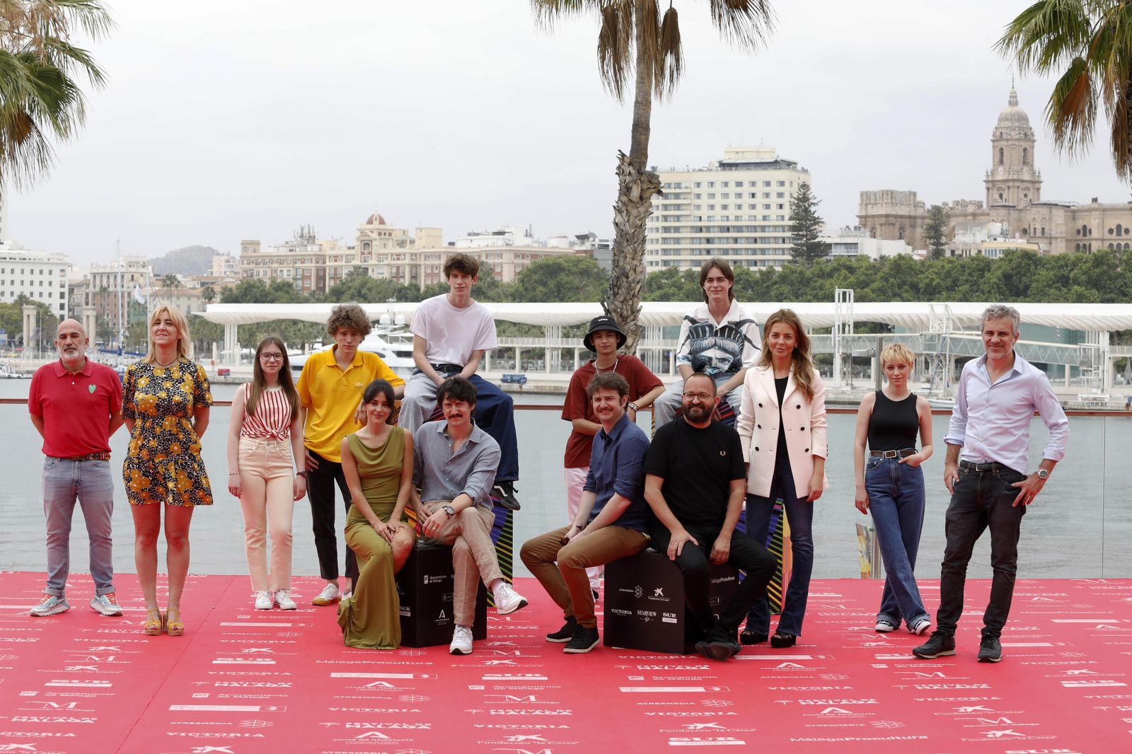 El equipo de la serie 'Paraíso', al completo, este viernes en Málaga.