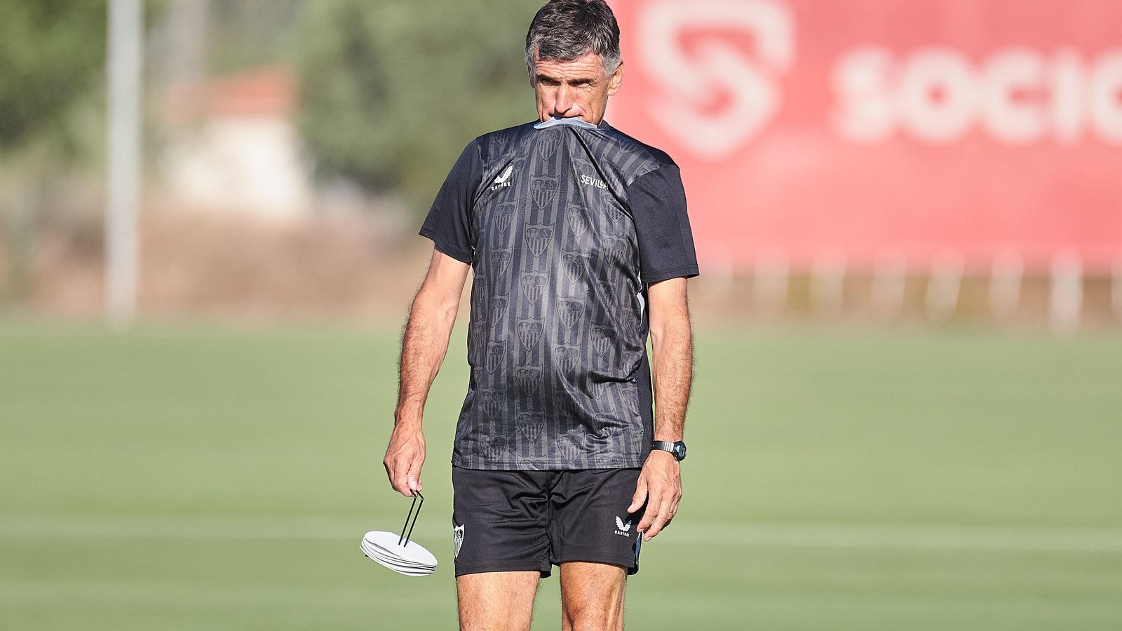 Mendilibar se muerde la camiseta en un entrenamiento.