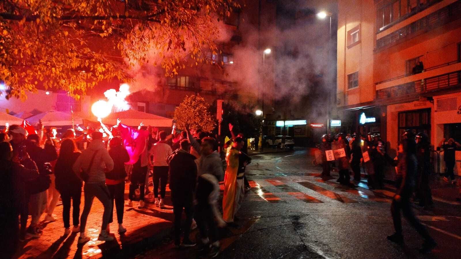 La afición marroquí continúa celebrando la victoria de su equipo