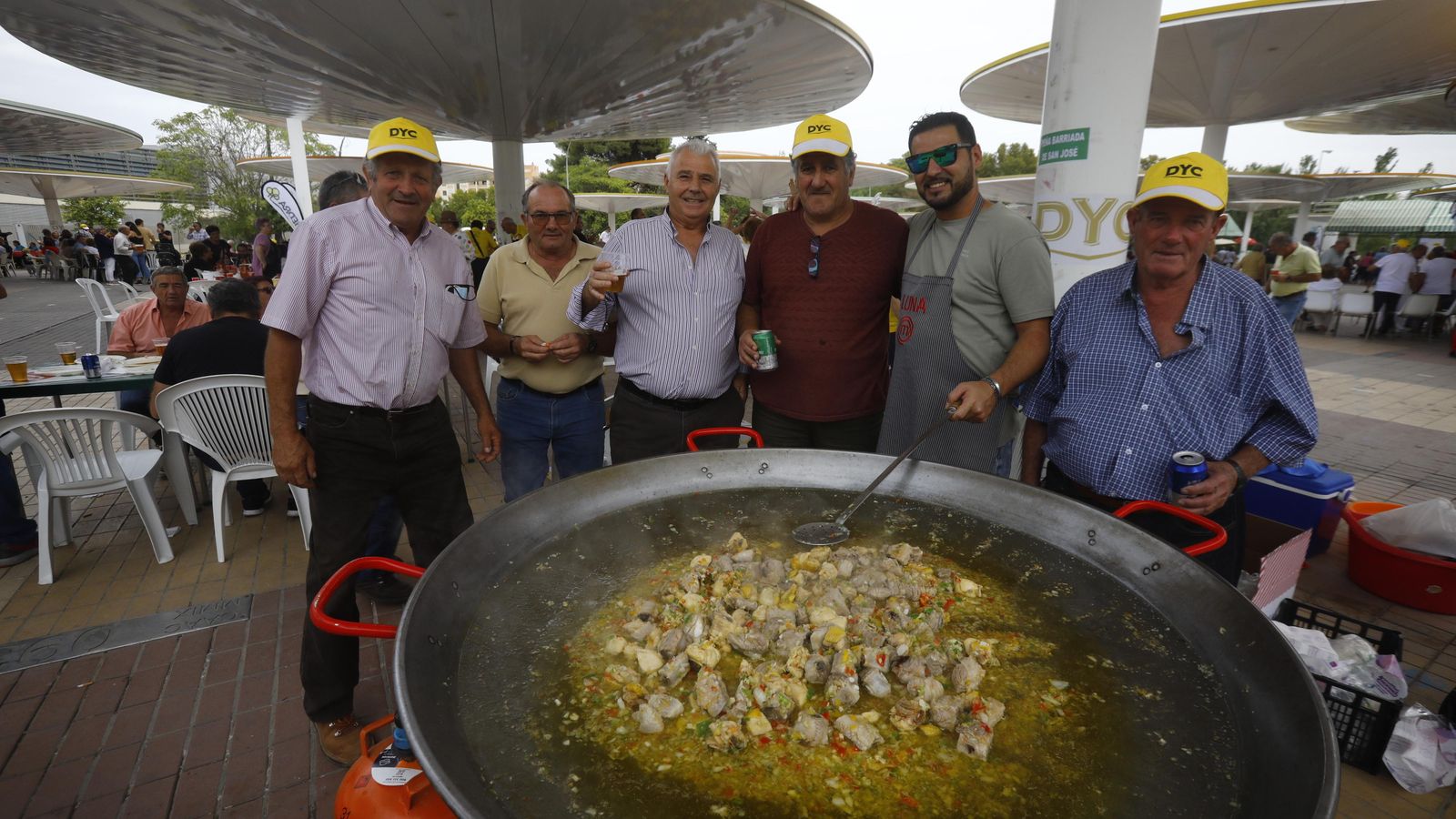 Peñistas preparan el perol. Peñistas preparan el perol.