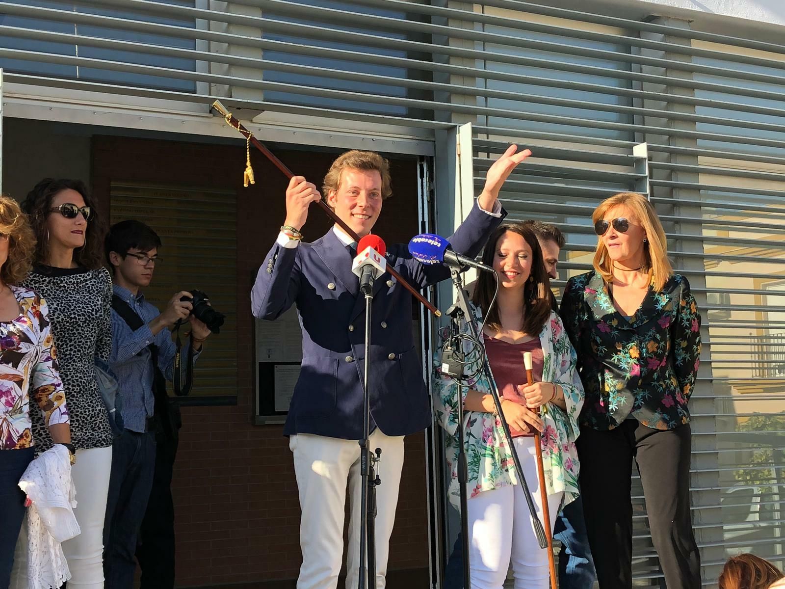José Veira (PP) saluda a las puertas del Ayuntamiento de Los Molares tras ser investido alcalde del municipio.
