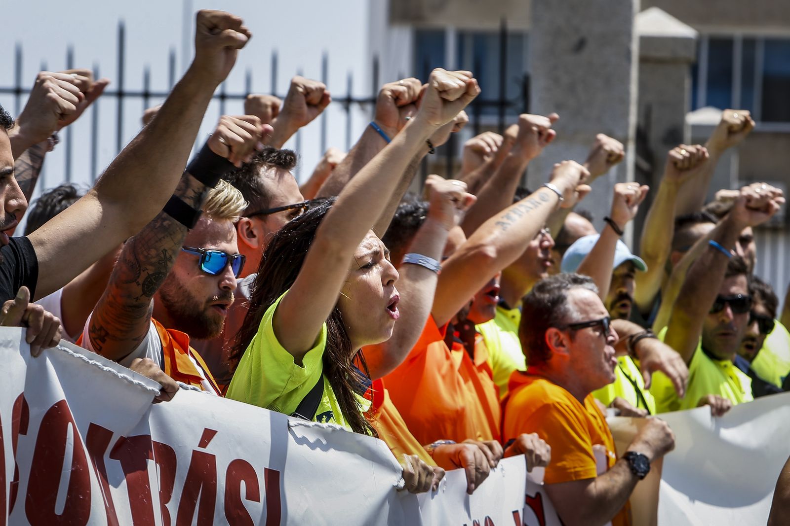 Estibadores de los puertos de Cádiz y Algeciras concentrados en la capital provincial, ayer.