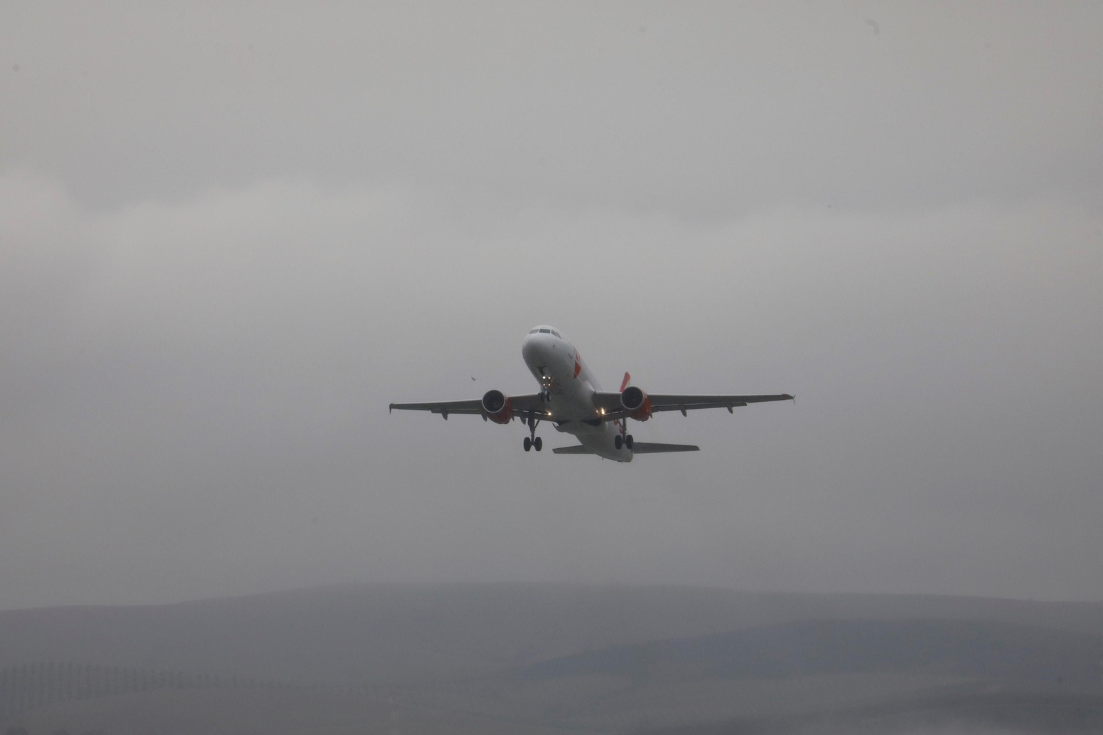 El despegue del primer vuelo chárter a Europa en el aeropuerto de Córdoba, en imágenes