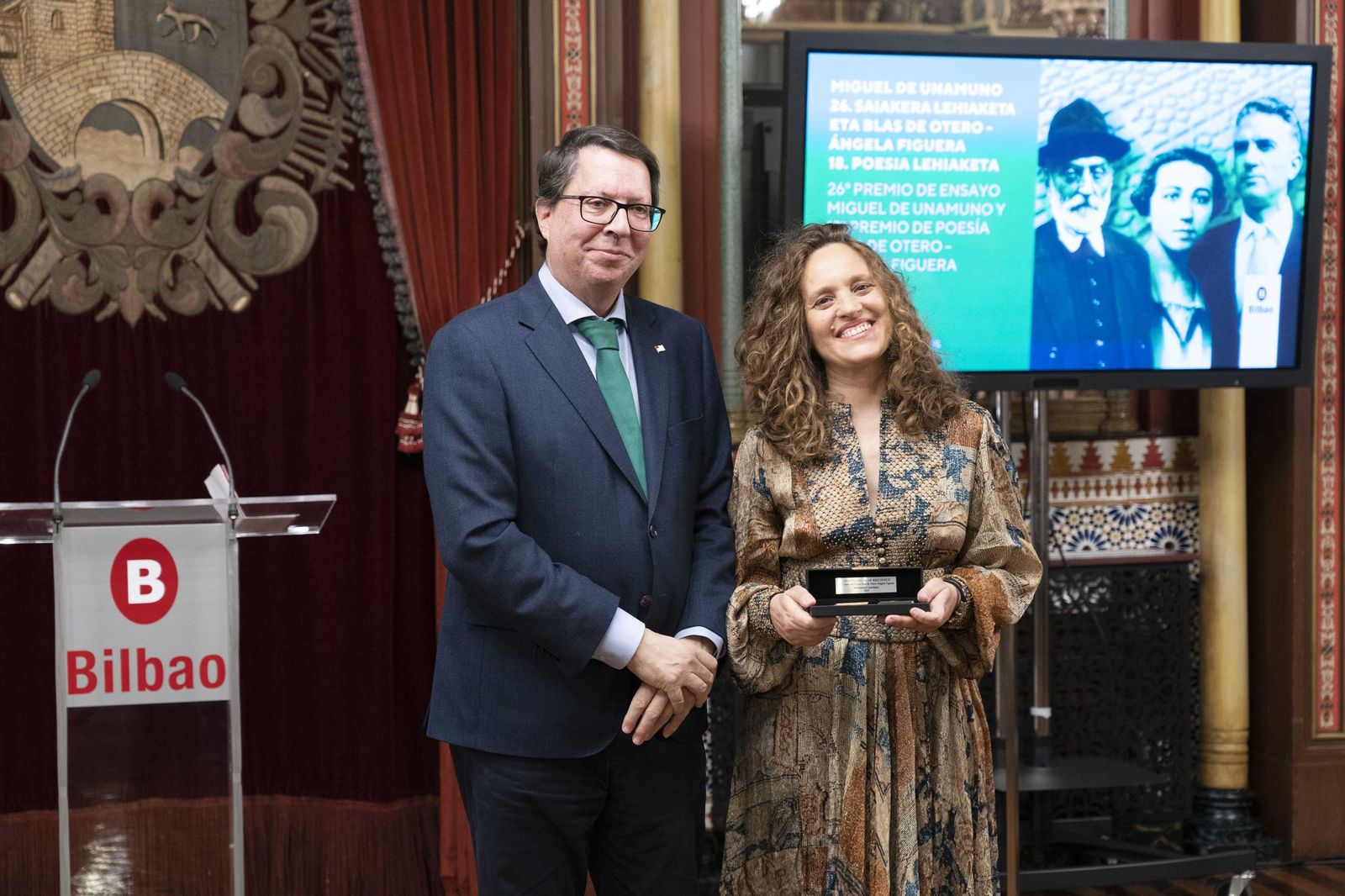 Gonzalo Olabarria, concejal de Cultura y Gobernanza con la almeriense Josefina Aguilar Recuenco.