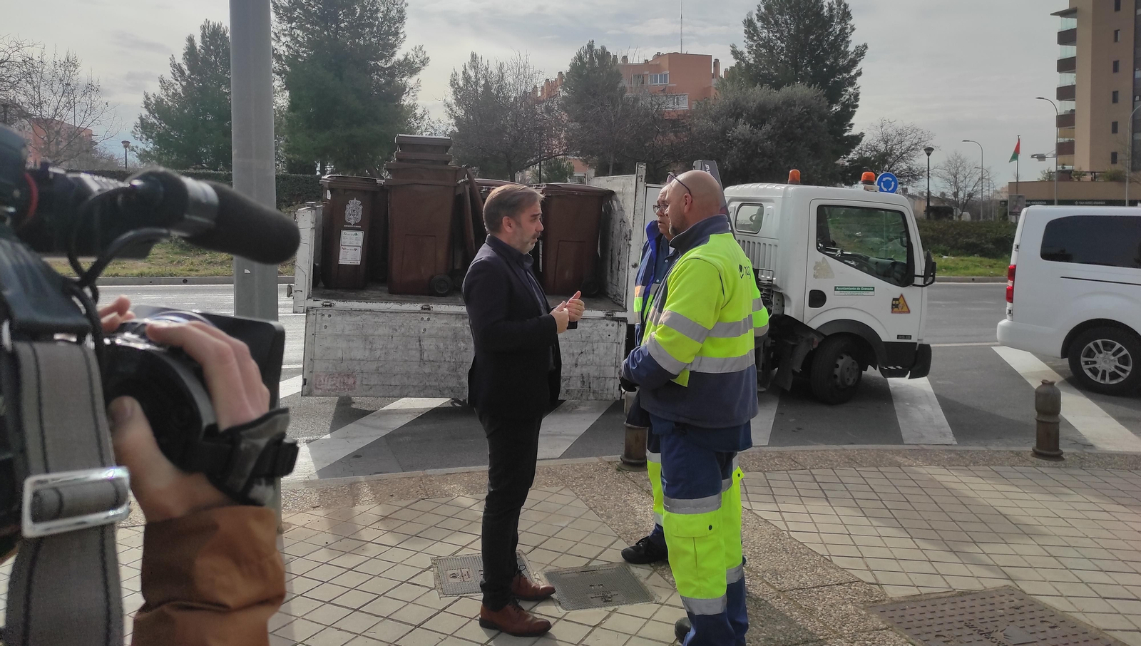 El concejal de Medio Ambiente de Granada, Jacobo Calvo, habla con operarios de Inagra