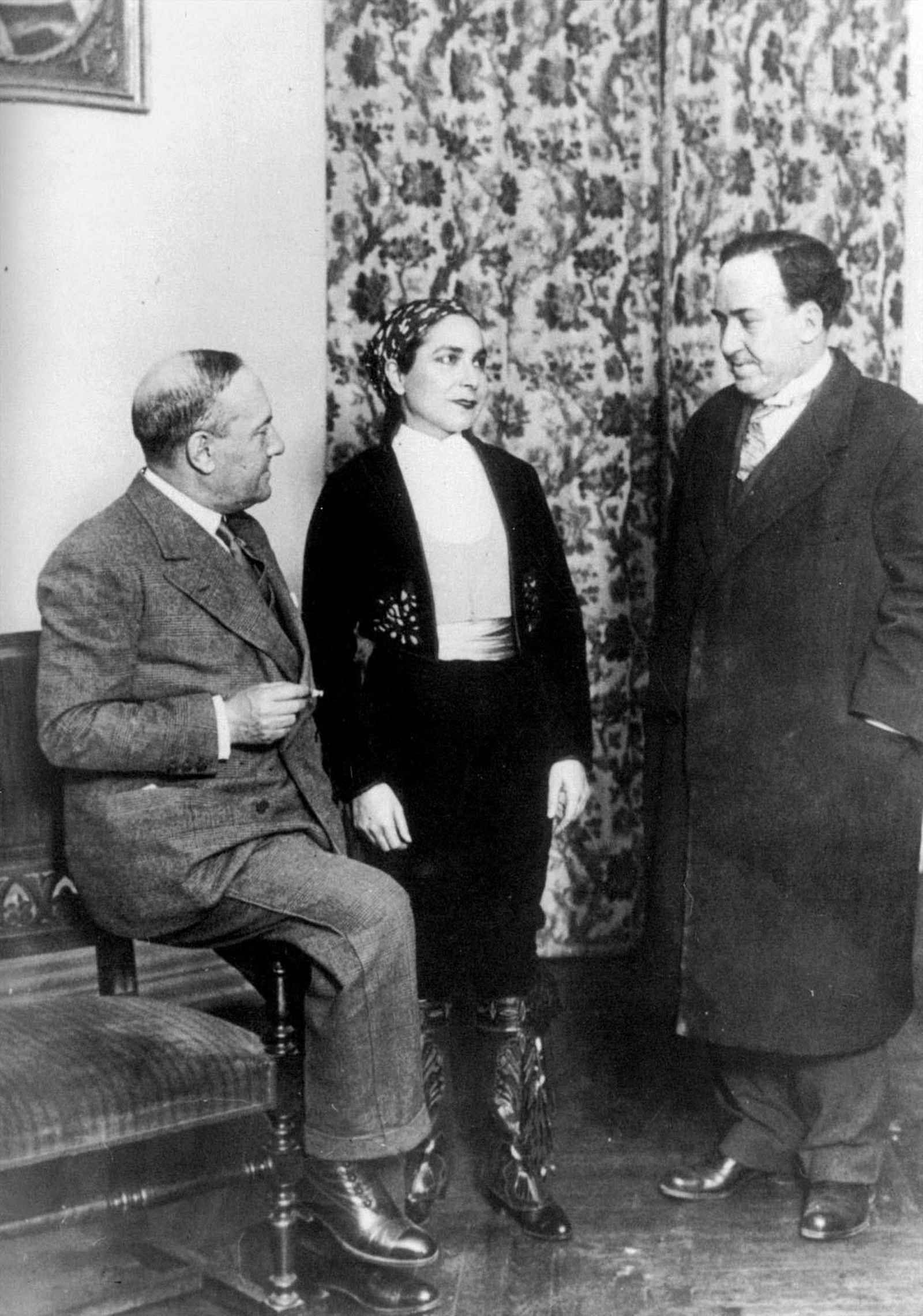 Manuel y Antonio Machado, con la actriz Margarita Xirgu.